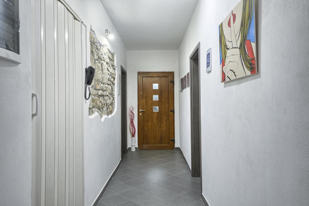 Top Center Rooms & Studio Pula Luaran gambar